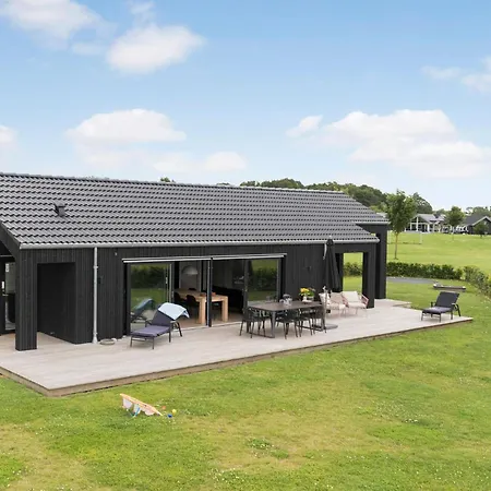 3 Bedroom Beautiful In Casa vacanze