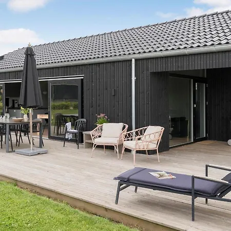 3 Bedroom Beautiful In Casa vacanze *