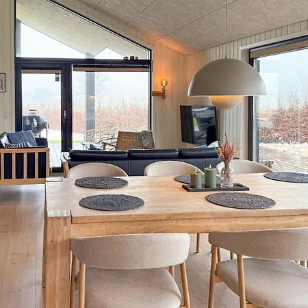 3 Bedroom Beautiful In 哈泽斯莱乌
